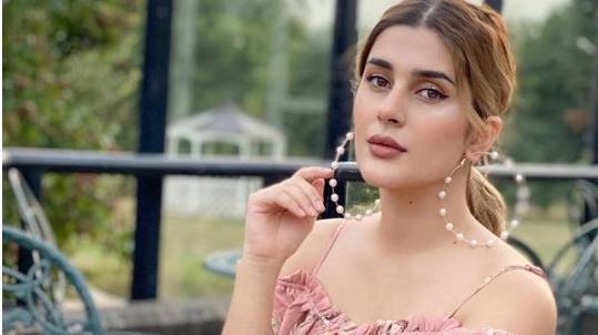 Actress Kubra Khan advises fans to stay strong