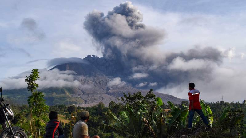 Flight warning as Indonesia's Mt Sinabung erupts again