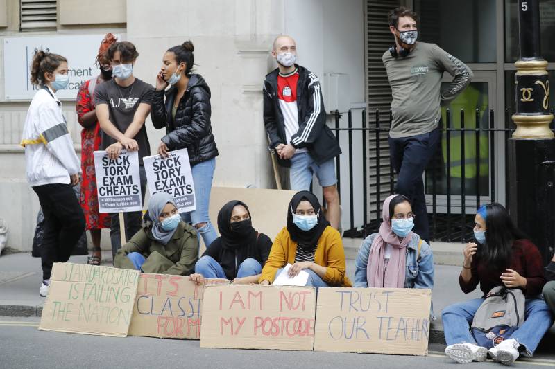 Pupil protests hit Downing Street over A-level results fiasco