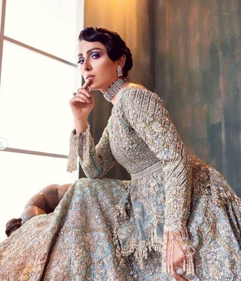 Ayeza Khan oozes glamour in bridal photos