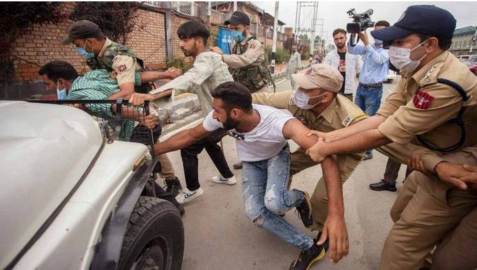 Indian forces crack down on Shia mourners in Occupied Kashmir, arrest 200