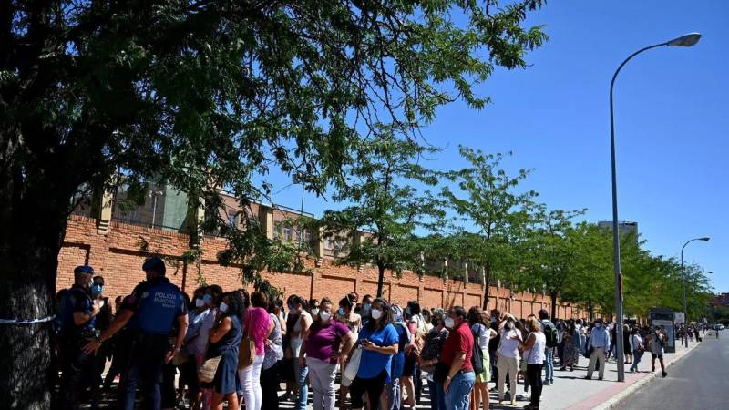 Teachers line up for hours in Madrid for virus test