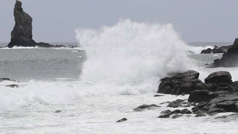 Violent typhoon heads for Japan packing 'record' winds and rain