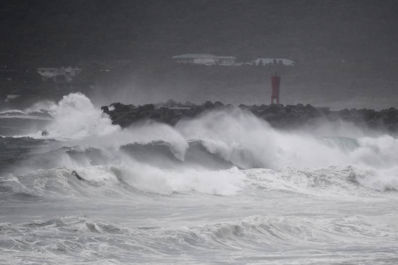 Powerful typhoon approaches Japan with violent winds, heavy rain