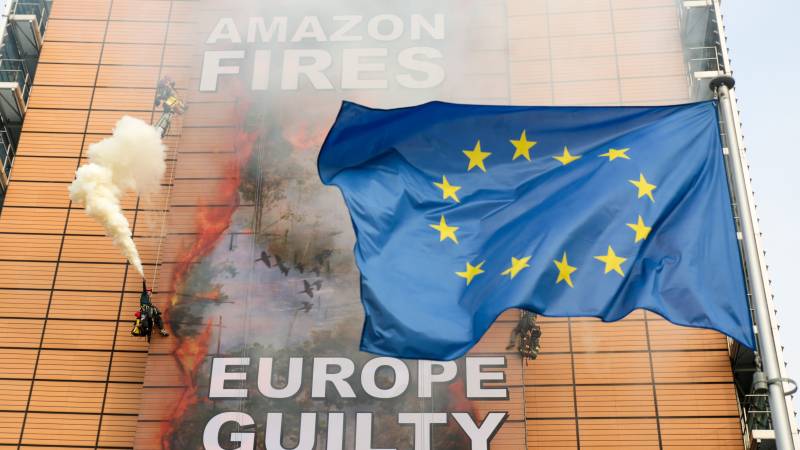 Greenpeace tackles EU on Amazon fires with banner stunt