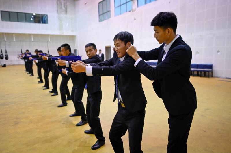 China's rich seek bodyguards schooled in digital dark arts