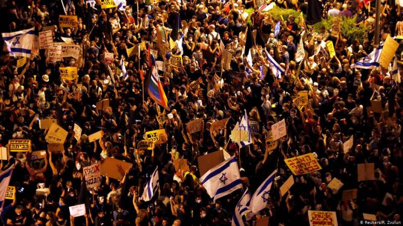 Thousands of Israelis in first protests since renewed lockdown