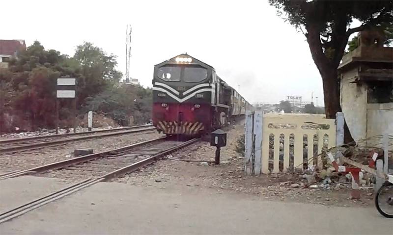 Train crushes man to death in Okara 