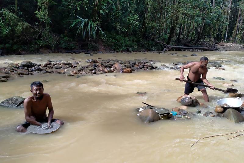 Indonesians hunt for gold in desperate times