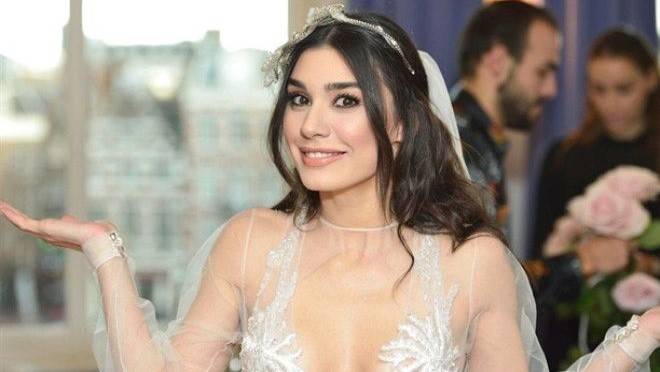 Ertugrul actress Burcu Kiratli looks spectacular in Pakistani bridal outfit