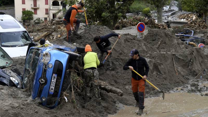 France steps up search efforts after floods