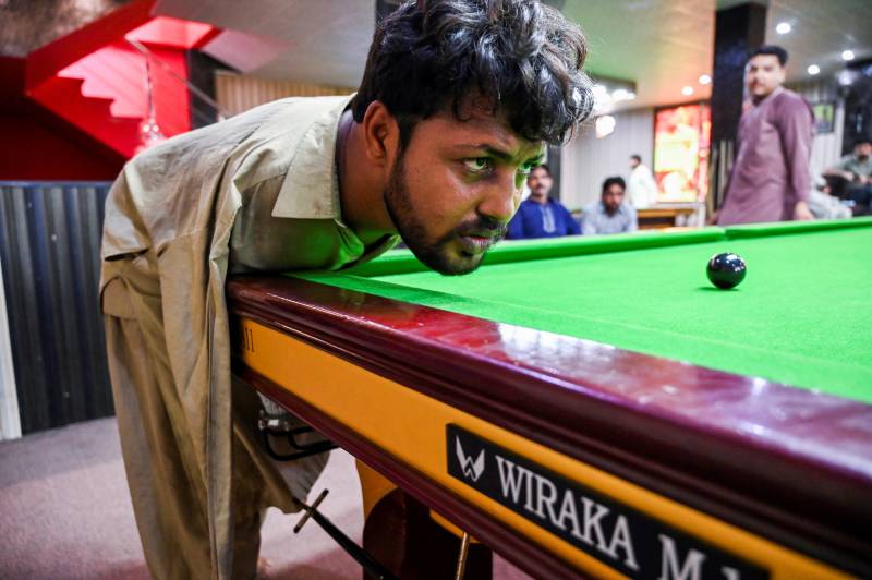 Arms-less Pakistani snooker player masters the game