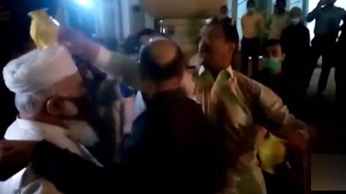 Expelled PML-N lawmakers greeted with lotas