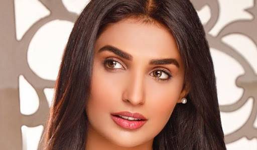 Amna Ilyas hilariously takes a dig at Ayeza Khan’s fairness cream ad