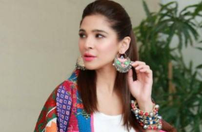 Actress Ayesha Omar oozes glamour in new look