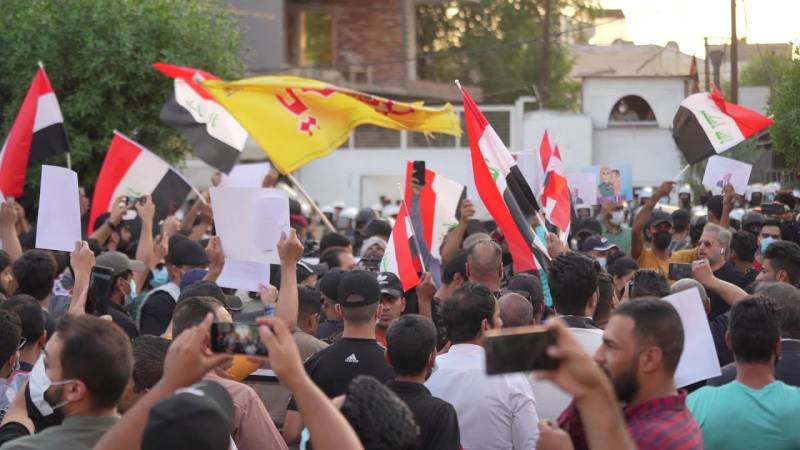 Iraqis protest Macron comments outside French embassy