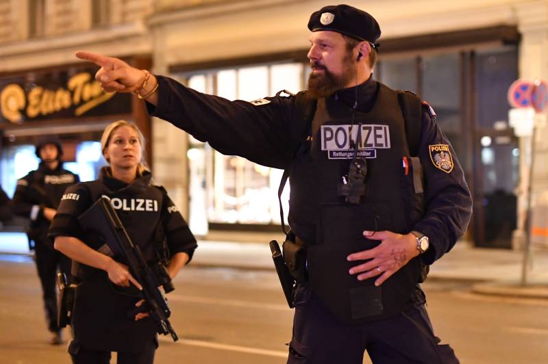 Gunman at large after Vienna shooting rampage leaves four dead