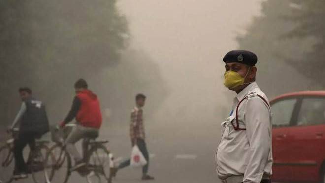 Delhi battling dual crises of pollution and coronavirus