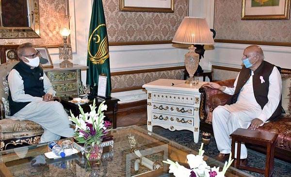 President Alvi discusses administrative, political issues with Ch Sarwar