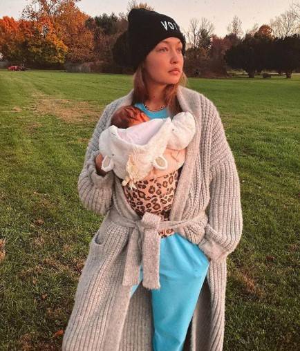 Gigi Hadid's first picture with daughter takes internet by storm