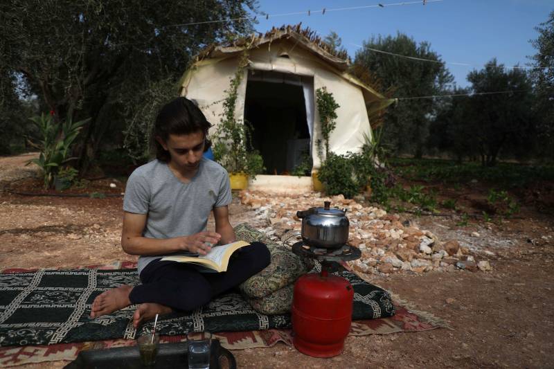 Displaced Syria teen recreates lost family home