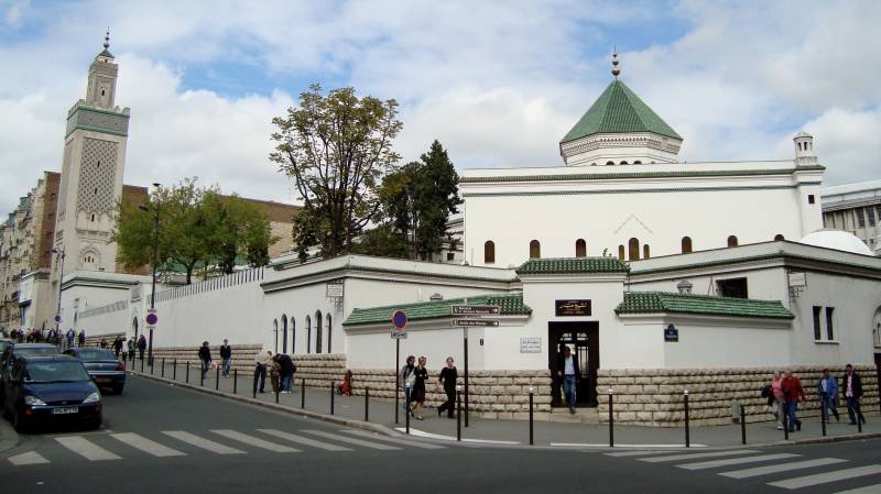 French raids to target mosques accused of radicalisation