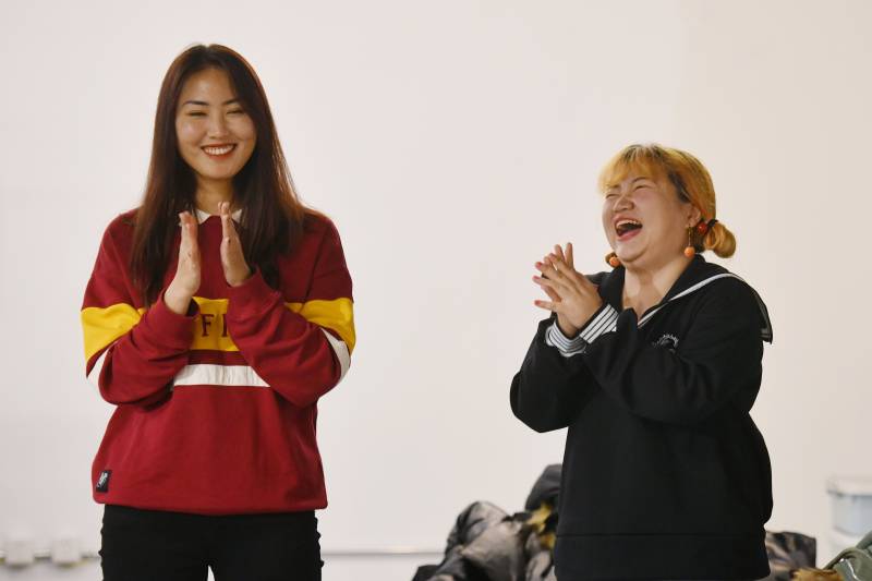 China's trailblazing female comedians tackle taboos