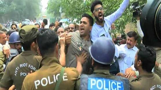 Police, PDM workers ‘play hide and seek’ a day before Lahore rally