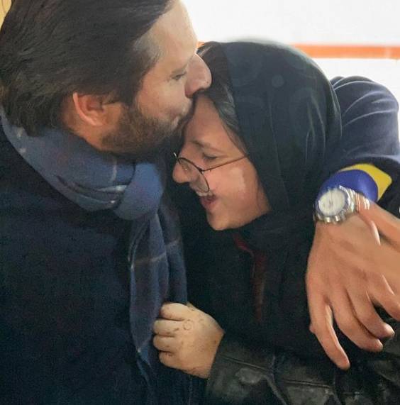 Afridi posts lovely picture with daughter Aqsa to wish her birthday