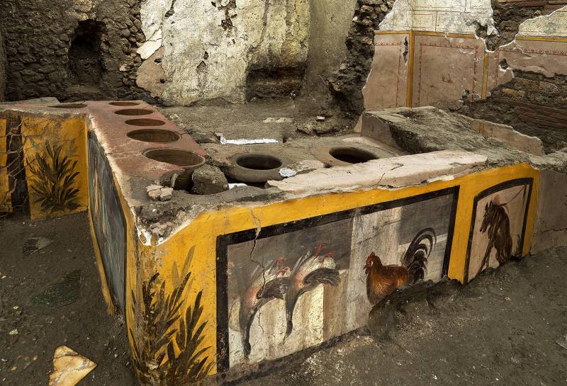 'Fast-food' bar frozen in Pompeii ash gives clues on Roman snacking habits