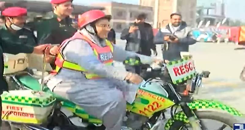 Firdous Ashiq turns Rescuer 1122