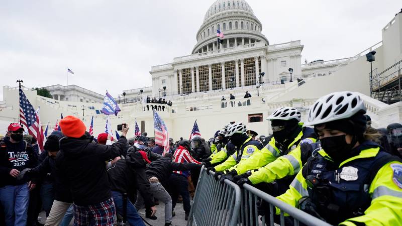 Guns out, windows smashed: Trump crowd turns Congress into battlefield