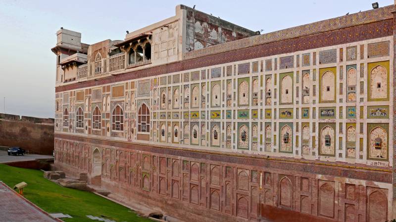 Man falls from Lahore Fort wall while taking a selfie, dies on way to hospital