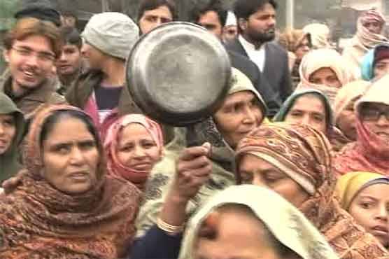 Hala women threaten to beat SSGC staff over gas outages