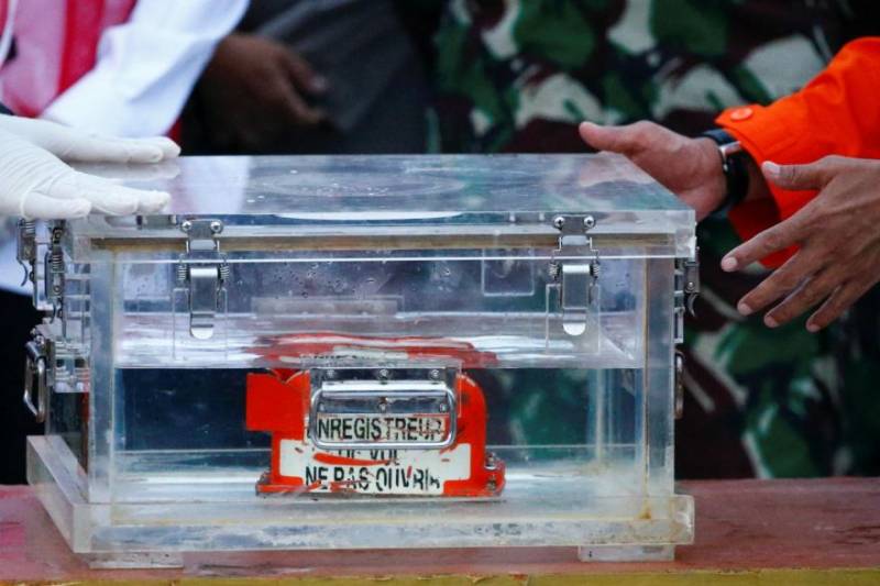 Indonesia divers search for crashed plane's second black box