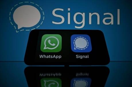 WhatsApp stresses privacy as users flock to rivals