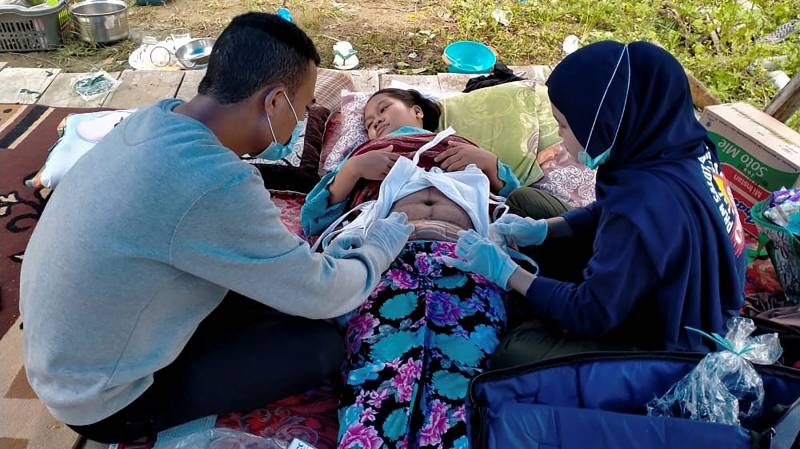 Indonesian medics overwhelmed by quake casualties