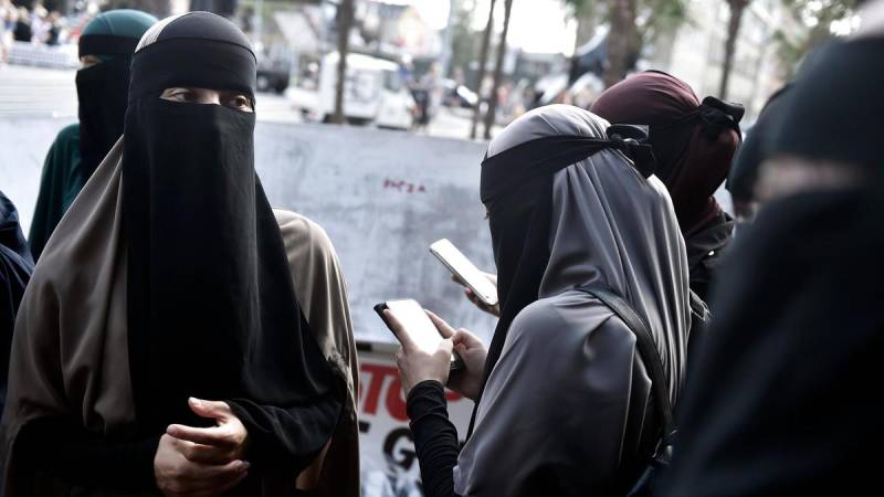 Swiss favour 'burqa ban', poll shows