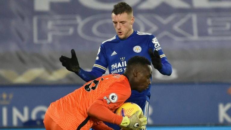 Title-chasing Leicester suffer Vardy blow