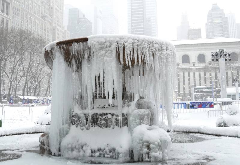 Huge snowstorm disrupts virus vaccinations in US