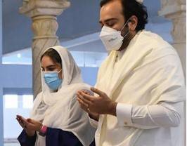 Bakhtawar, hubby Mahmood pay their respects at Bhutto family mausoleum