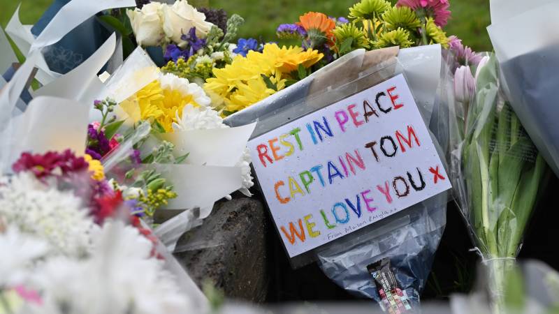 Silence, applause and flowers for UK hero 'Captain Tom'