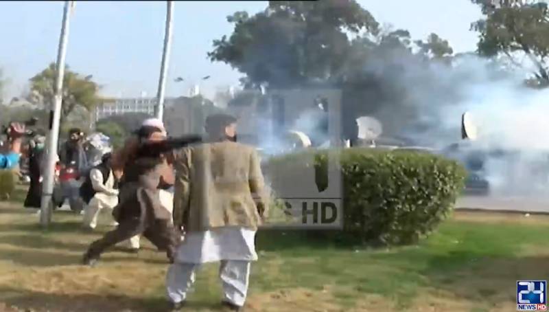 ‘Battlefield Islamabad’ as police use force against protesting govt servants