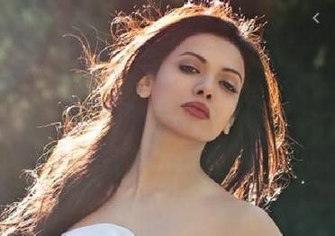 Actress Sara Loren sizzles in new pictures