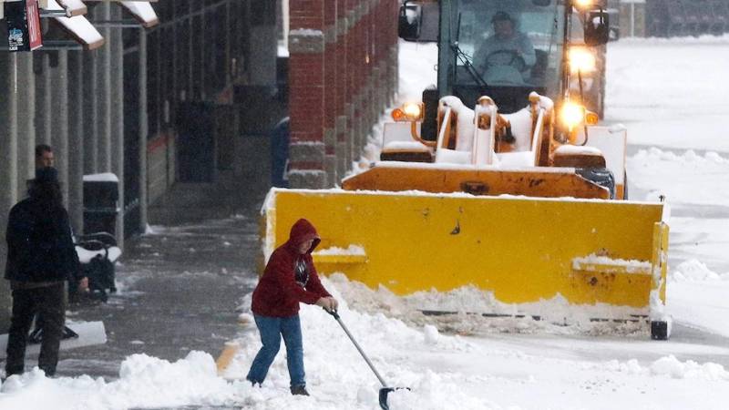 Deadly winter storm pushes into eastern US