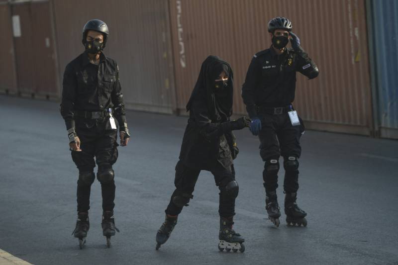 Commandoes float as they guard Karachi’s cricket stadium