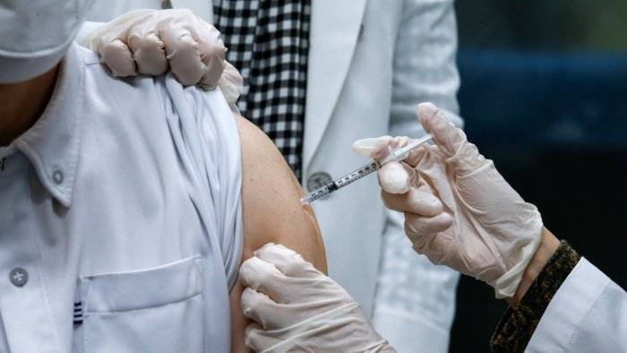 US, EU say vaccine programs on track as global deaths hit 2.5 million