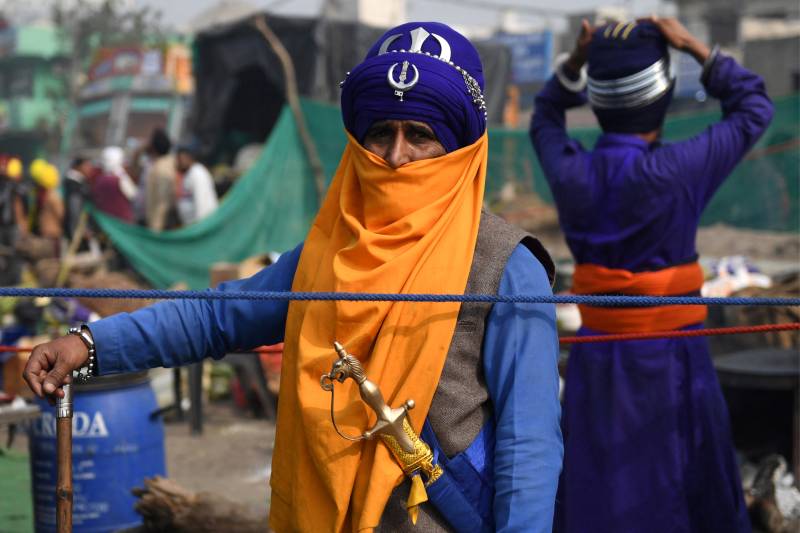 India's sword-wielding Sikh warriors guard protesting farmers