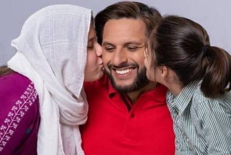 Shahid Afridi in adorable pictures with his cute daughters