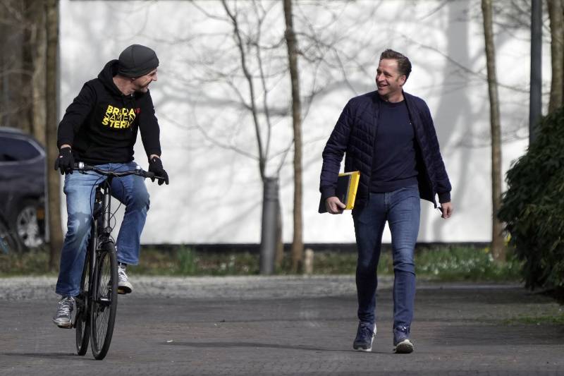 Bike-riding Dutch PM pedals towards new term